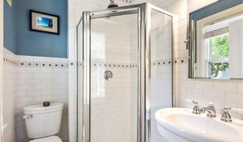 60 Division St, Newport, RI 02840