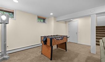 24 GREENWOOD Ln, Lincoln, RI 02865