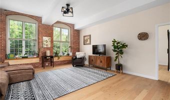 2 School St 108, Lincoln, RI 02802