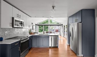 70 Baldwin Orchard Dr, Cranston, RI 02920