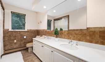 67 Daniel Dr, North Kingstown, RI 02852