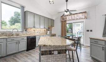 2320 Barrett Dr, Algonquin, IL 60102