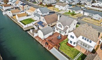16 Gibbs Rd, Amity Harbor, NY 11701