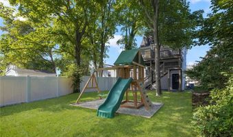 7 Sheffield Ave, Newport, RI 02840