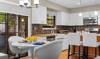 2202 Pine Grove Ct, Ann Arbor, MI 48103