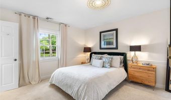 15 Zephyr Ln, Barrington, RI 02806