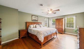 27 S Pond Cir, Cheshire, CT 06410