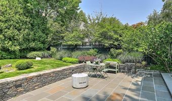 12 Howe St, Bristol, RI 02809