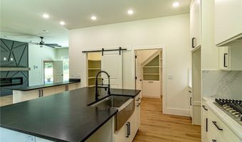 2 Scotch Broom Pl, Bella Vista, AR 72715