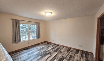 1204 Willow Dr, Aberdeen, SD 57401