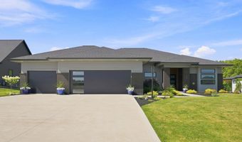 2104 Golfview Dr, Auburn, IN 46706