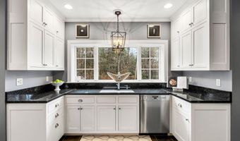 17 Canterbury Ln, Bedford, NH 03110