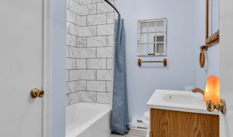 22 College St APT 3, Clinton, CT 06413