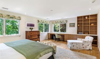 4 Alpond Dr, Newport, RI 02840