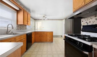 118 Wolcott Ave, Middletown, RI 02842