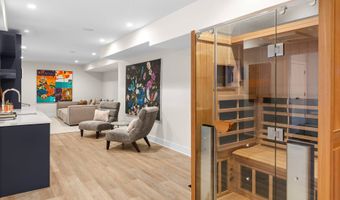 97 Oak Ln, Amagansett, NY 11937