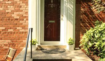 3327 MARTHA CUSTIS Dr 3327, Alexandria, VA 22302