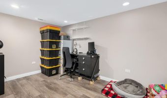 690 W Willow Gln, Addison, IL 60101