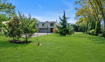 10 Macy Dr, Hewlett Bay Park, NY 11557