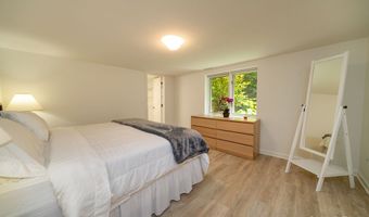 133 Linden Ave Apt B, Branford, CT 06405