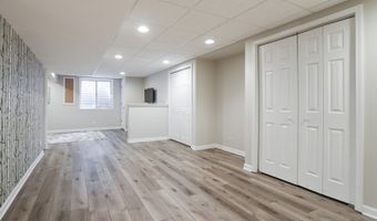8 Hithergreen Ct, Algonquin, IL 60102