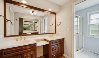 2425 N Drury Ln, Arlington Heights, IL 60004