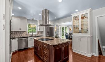 11806 E Arbor Dr, Anchorage, KY 40223