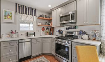 2422 S OAKLAND St, Arlington, VA 22206
