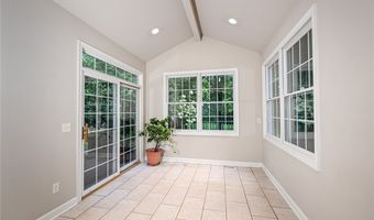990 Whisperwood Ln, Aurora, OH 44202
