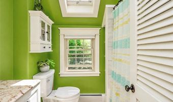 7 Boulevard E, Middletown, RI 02842