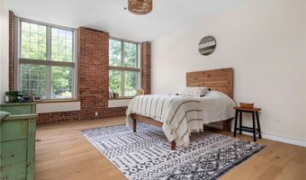 2 School St 108, Lincoln, RI 02802