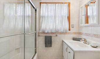 40 North Cir, Aberdeen, NJ 07747