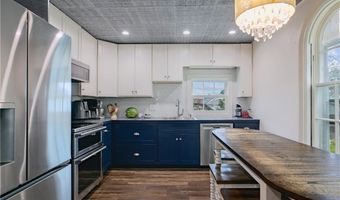 15 Ayrault St, Newport, RI 02840