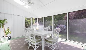 8 SCHOOL HOUSE Rd, Narragansett, RI 02882