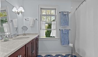 44 Bliss Mine Rd 4, Middletown, RI 02842