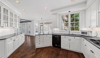 135 Staghound Ct, Alpharetta, GA 30005