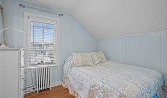12 Hammond St, Newport, RI 02840