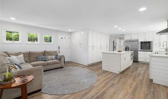 9 Foster St, Barrington, RI 02806