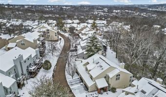 1872 Ridgeview Circle Dr, Ballwin, MO 63021