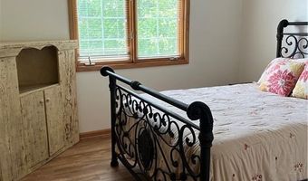 15733 Pine Cir, Basehor, KS 66007