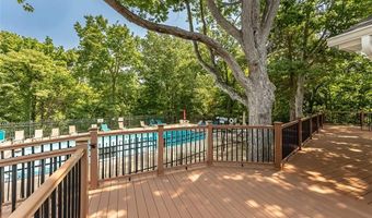 817 Woodside Trails Dr, Ballwin, MO 63021