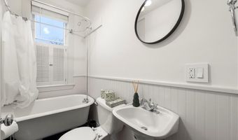 35 Marsh St, Newport, RI 02840