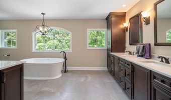 35 Shinnecock Hills Dr, Albany, NY 12205