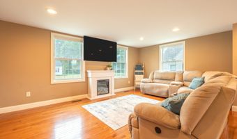 17 Edgewood St, Cromwell, CT 06416