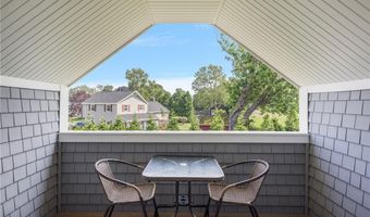 3 Oak St, Middletown, RI 02842