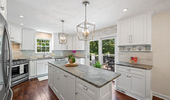 292 Summerhill Dr, Aurora, OH 44202