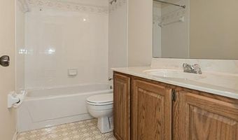 817 Woodside Trails Dr, Ballwin, MO 63021