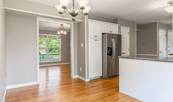204 Oakwood Farms Ct, Ballwin, MO 63021