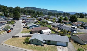 824 KEVIN Pl, Brookings, OR 97415
