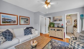 21 Lakeview Dr, Branford, CT 06405